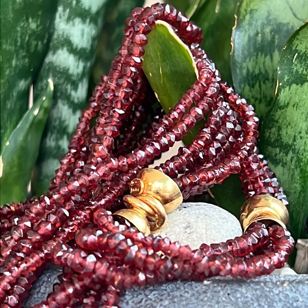 18k gold and garnet Rajola necklace